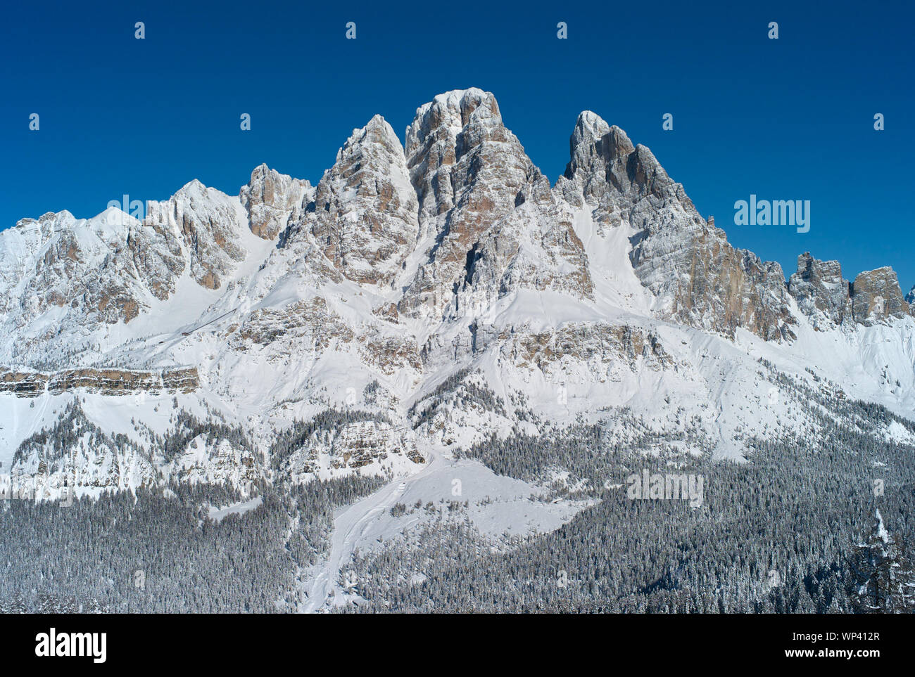 Monte Cristallo Berg, Schnee im Winter, von Faloria, Cortina d Ampezzo Ski und Winter Sports Resort, Italien - Gipfel der Dolomiten gesehen in Stockfoto