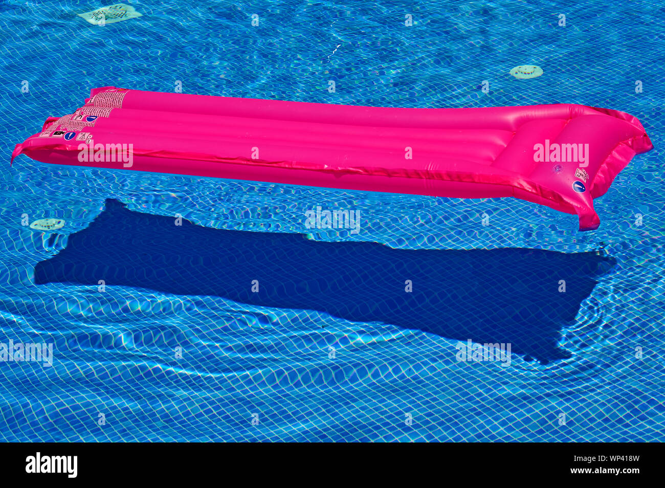 Rosa lilo Floating im Schwimmen blau Stockfoto