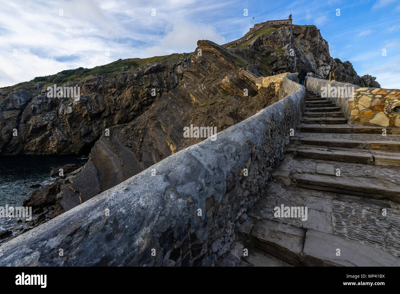 Steintreppe zu San Juan de Gaztelugatxe, ein berühmter Ort für TV-Serie, Bermeo, Baskenland, Spanien Stockfoto