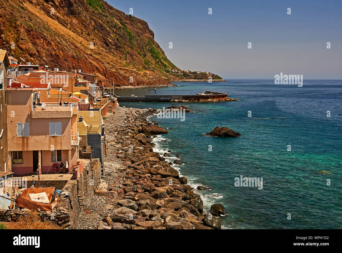 Paul do Mar, Madeira und die zerklüftete Küste der Insel durch den Atlantischen Ozean geprägt ist. Stockfoto