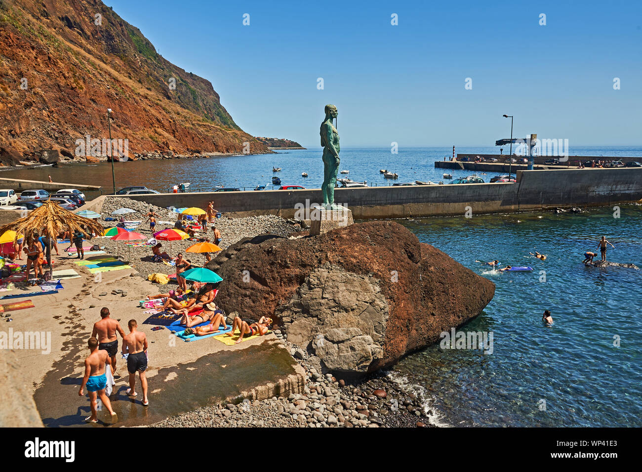 Paul do Mar, Madeira und die zerklüftete Küste der Insel durch den Atlantischen Ozean geprägt ist. Stockfoto