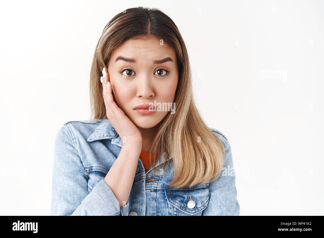 Close-up junge asiatische Frau blond Anhörung störenden schreckliche Geschichte starren voller Unglauben Empathie nervös hören Freund beschweren touch Wange ga besorgt Stockfoto