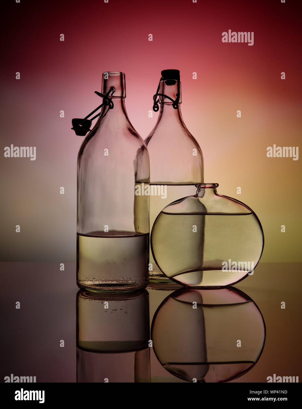 Varianten von Stillleben mit Glasflaschen Stockfoto