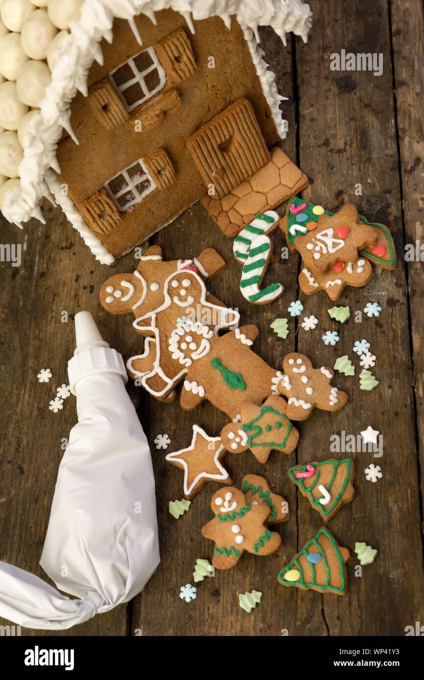 Sortiment von Lebkuchen cookies auf einem rustikalen Holztisch Stockfoto