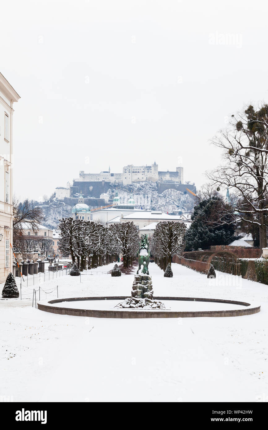 Ein mitten im Winter Blick über Mirabellgarten in Salzburg, Österreich. Im Hintergrund sieht man die Festung Hohensalzburg sitzt auf Festungsberg. Stockfoto