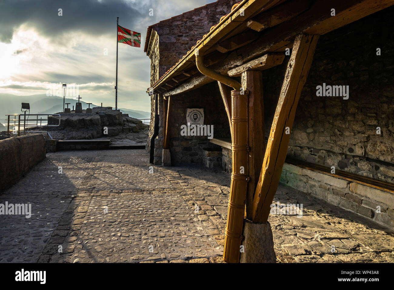 Baskenland Flagge (ikurrina) in der Nähe der Einsiedelei von San Juan de Gaztelugatxe, Bermeo, Baskenland, Spanien Stockfoto