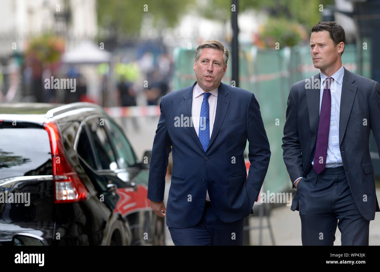 Graham Brady MP (Con: altrincham) und Alex Chalk MP (Cheltenham) Ankunft in Downing Street für ein Jahr an der Nummer 10 vor PM Boris Johnson macht ein Stockfoto