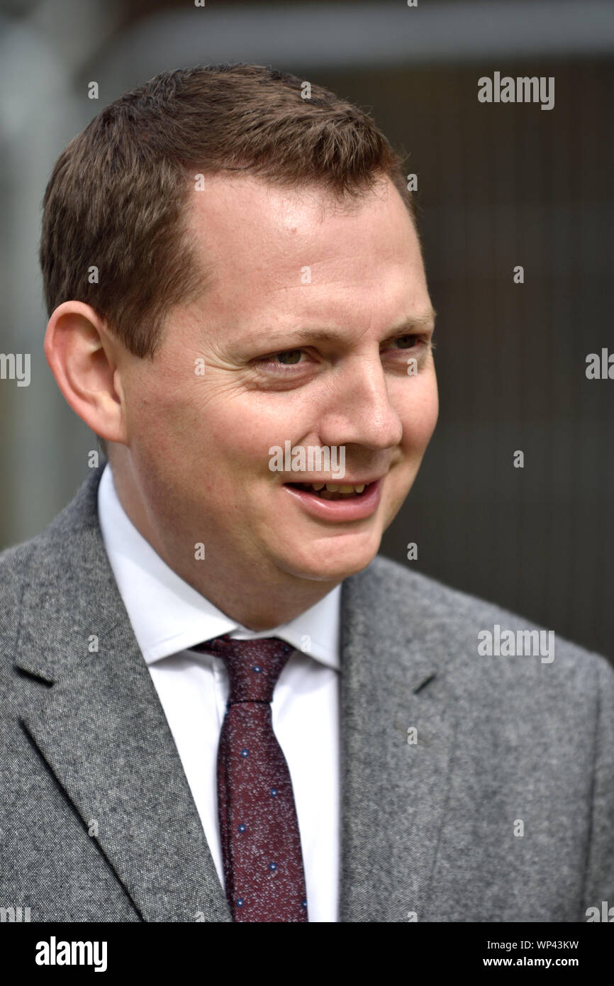 Matt Chorley - mal Journalist und Redakteur der Red Box, die Zeiten der politischen Podcast-College Green, Westminster, Sept. 2019. Stockfoto