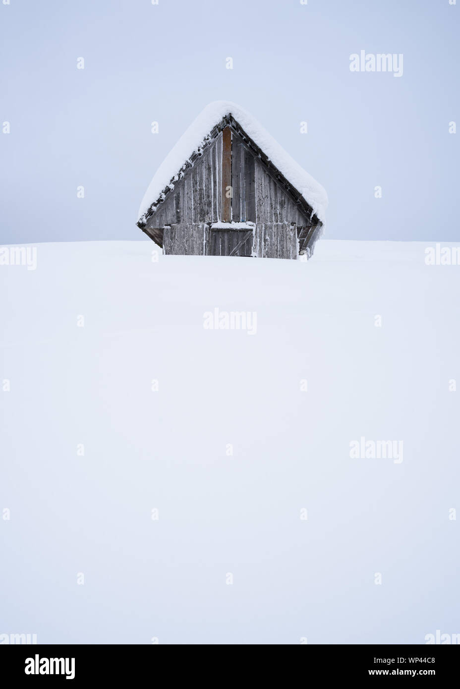 Fabelhafte Holzhaus mit einem schneebedeckten Dach. Winter Karte mit Platz für Text. Stockfoto