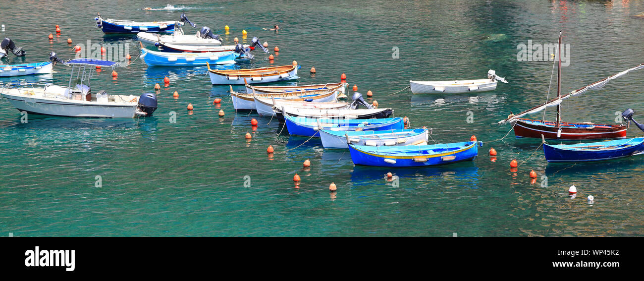 Boote auf dem azurblauen Gewässern Stockfoto