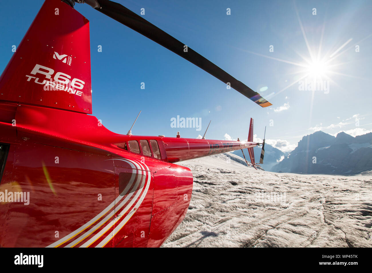 Mit dem Hubschrauber durch die Schweizer Alpen. Stockfoto