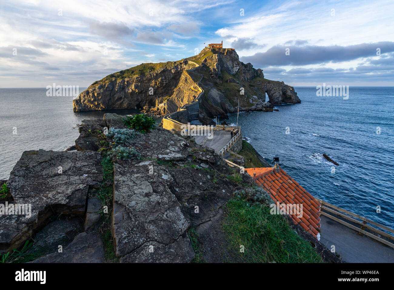 Die malerische Insel San Juan de Gaztelugatxe, einem berühmten Ort der TV-Serie, Bermeo, Baskenland, Spanien Stockfoto