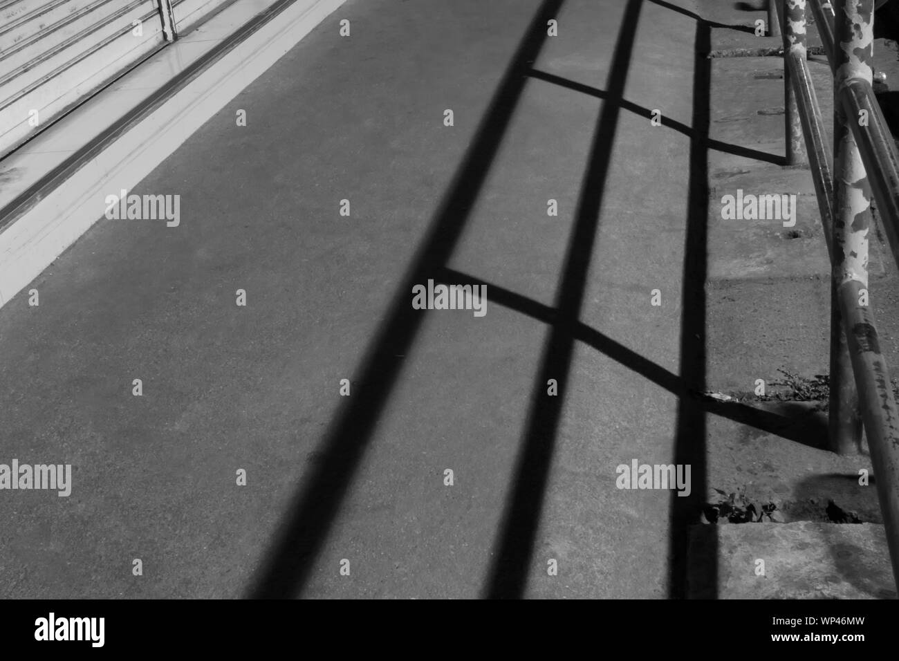 Der Hintergrund des Schwarzweiß-Straße Stockfoto