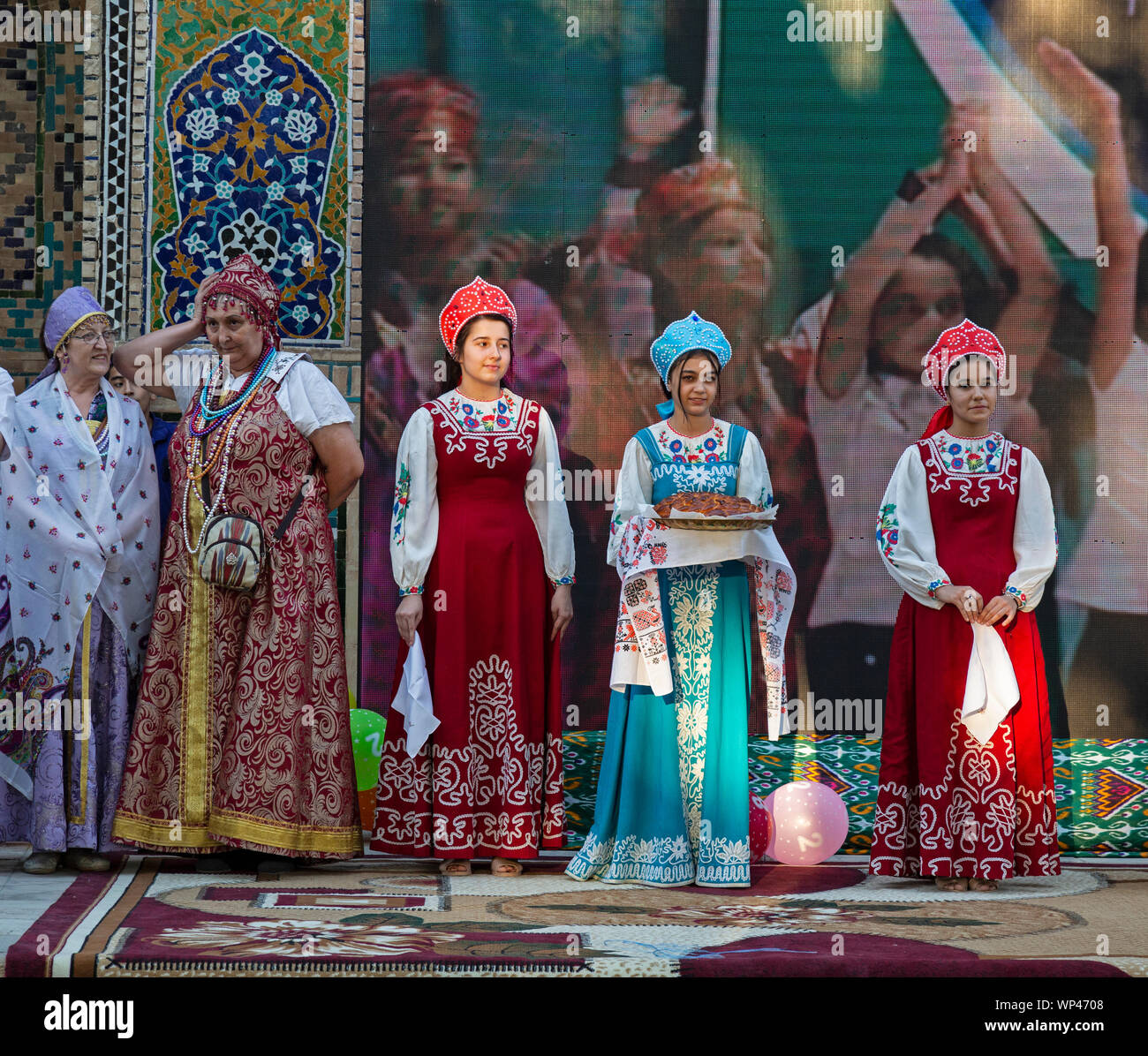 Buchara, Usbekistan. Kinder gekleidet in traditionellen usbekischen und Russische Kostüme, Tanz zu Russischen und Usbekischen Volks- und traditionellen Liedern. Stockfoto