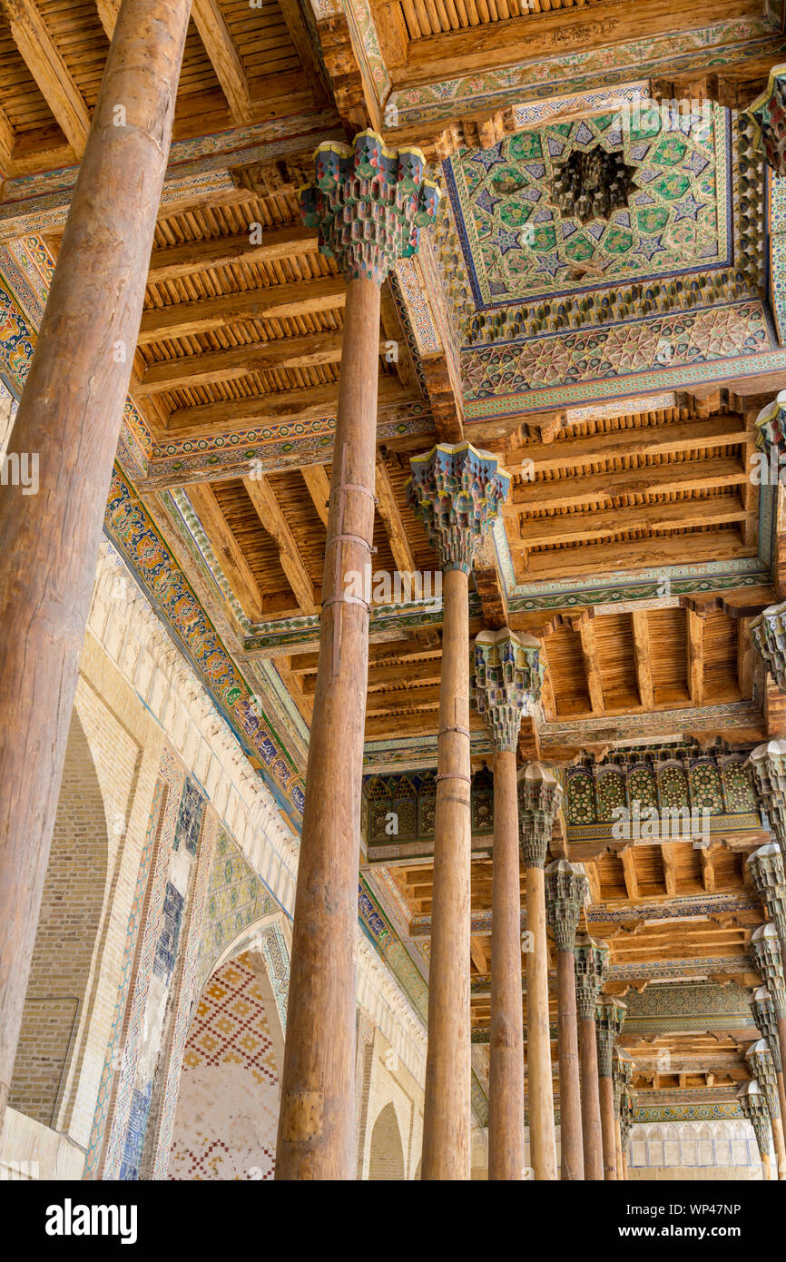 Die Bolo Hauz Moschee in Buchara, Usbekistan. Im Jahre 1712 erbaut und von 20 unterstützten, 12 Meter hohe, Säulen, aus Ulme, Pappel, und Nussbaumholz. Stockfoto