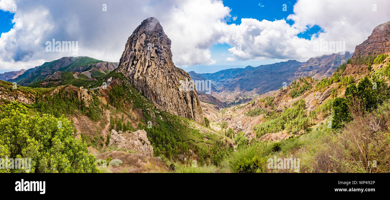 Roque Agando, einen dramatischen vulkanischen Stecker, im Hochland von La Gomera, Kanarische Inseln, Spanien. Ein Symbol der Insel und mit einem Guanche Schrein, der o Stockfoto