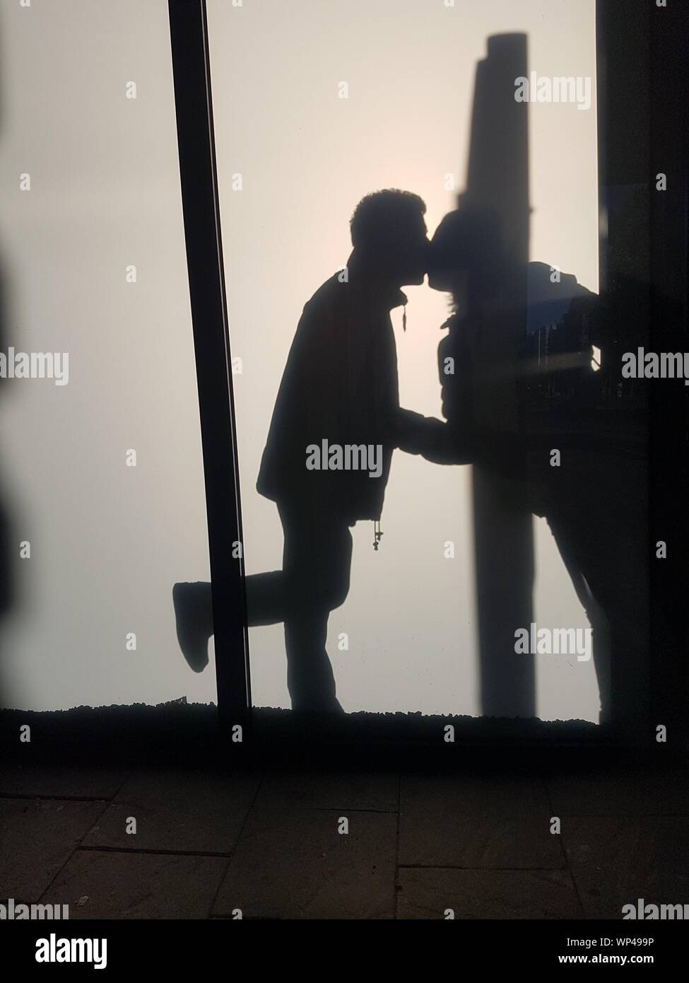 Die Silhouette von mich an der Bushaltestelle ein Sommerabend. Stockfoto