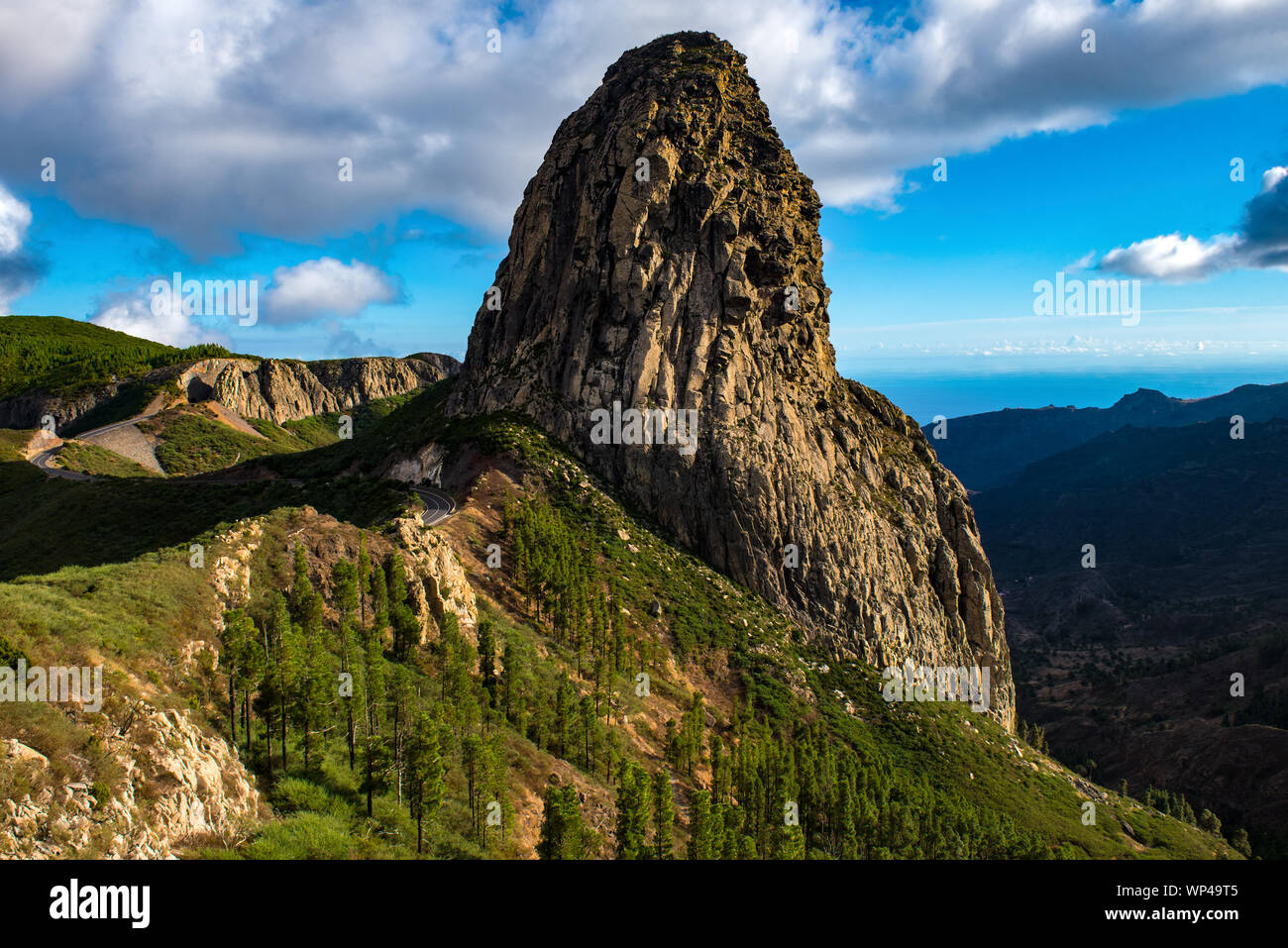Roque Agando, einen dramatischen vulkanischen Stecker, im Hochland von La Gomera, Kanarische Inseln, Spanien. Ein Symbol der Insel und mit einem Guanche Schrein, der o Stockfoto