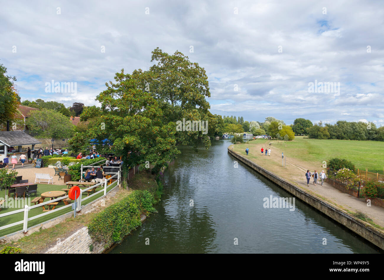 Blick über den Garten der Nags Head an der Themse und Wilts & Berks Canal, Abingdon-on-Thames, Oxfordshire, South East England, UK im Sommer Stockfoto