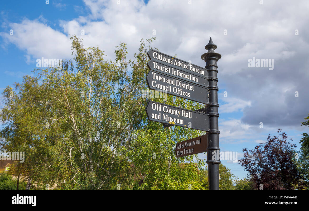 Traditionelle Wegweiser mit Wegbeschreibungen zu den lokalen Annehmlichkeiten und Sehenswürdigkeiten der historischen Abingdon-on-Thames, Oxfordshire, South East England, Großbritannien Stockfoto