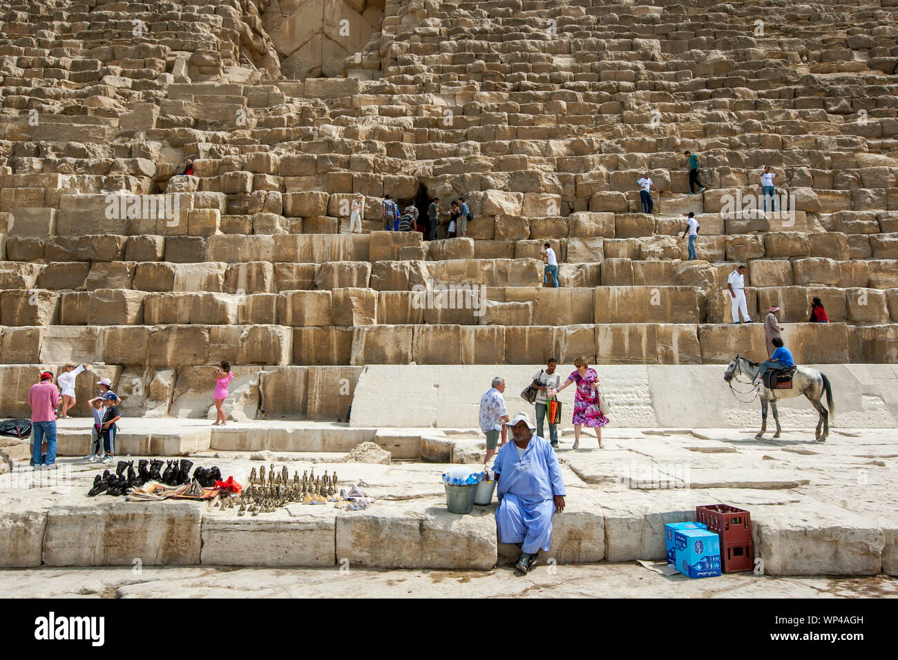 Kairo, Ägypten - Mai 03, 2013: Besucher der Giza Plateau in Kairo in Ägypten Aufstieg über die riesigen Steinblöcke der Cheops-pyramide. Stockfoto