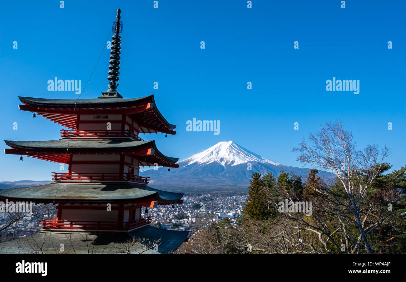 Die ikonischen Blick auf Mount Fuji mit der roten Chureito Pagode und Fujiyoshida Stadt aus Arakurayama sengen Park in Yamanashi Präfektur, Japan. Stockfoto