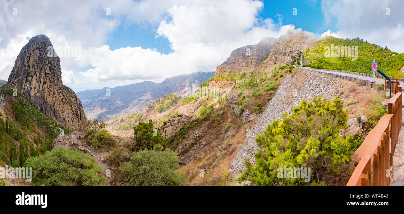 Roque Agando, einen dramatischen vulkanischen Stecker, im Hochland von La Gomera, Kanarische Inseln, Spanien. Ein Symbol der Insel und mit einem Guanche Schrein, der o Stockfoto