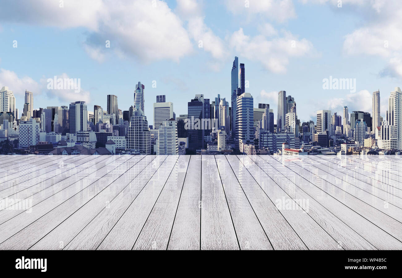 Panoramablick auf die Stadt mit leeren weißen Bodenplatte aus Holz Stockfoto