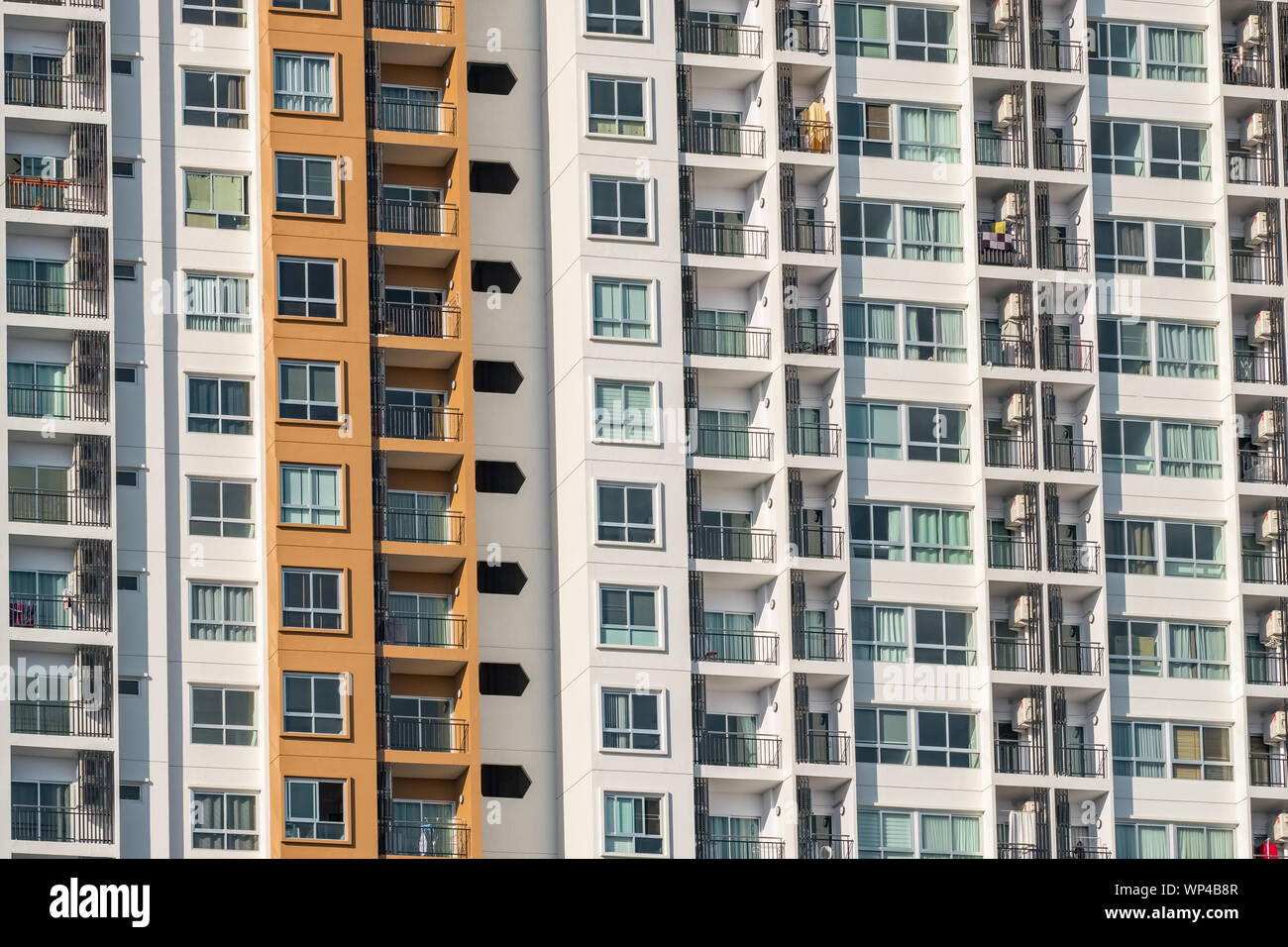 Hintergrund Textur von vielen Balkonen auf high-rise apartment Gebäude Stockfoto