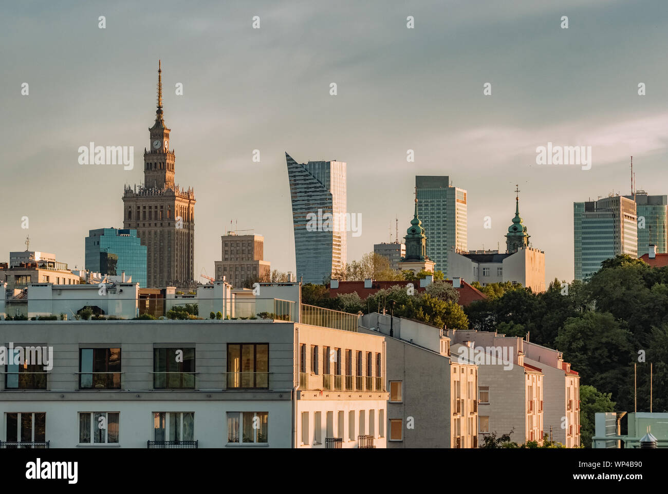Warschauer Skyline mit Palast der Kultur und Wissenschaft und moderne Hochhäuser bei Sonnenuntergang Stockfoto
