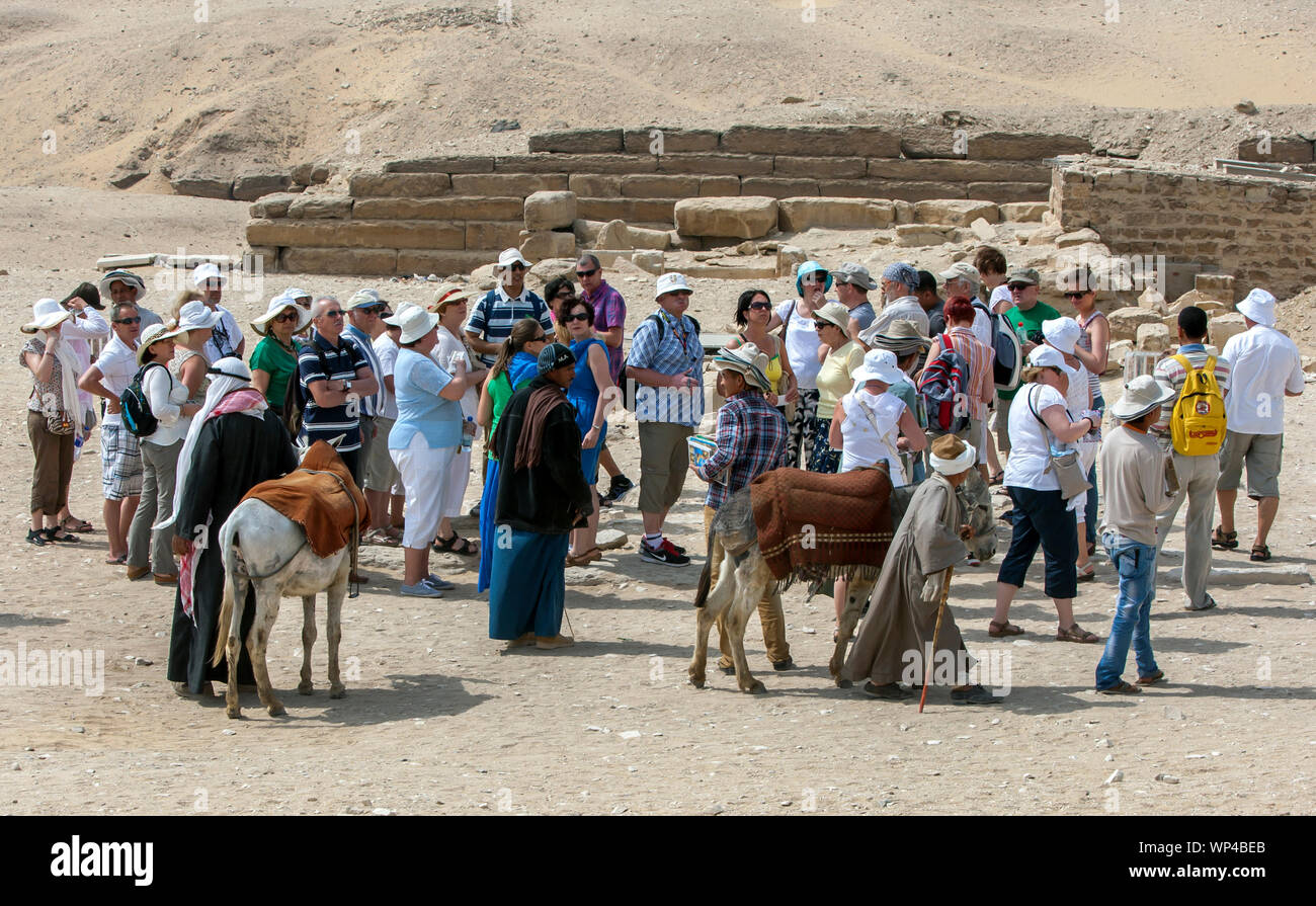 Touristen warten, die Komplexe von djoser an der antiken Stätte von Sakkara, auch berühmt für die Stufenpyramide, im Norden von Ägypten. Stockfoto