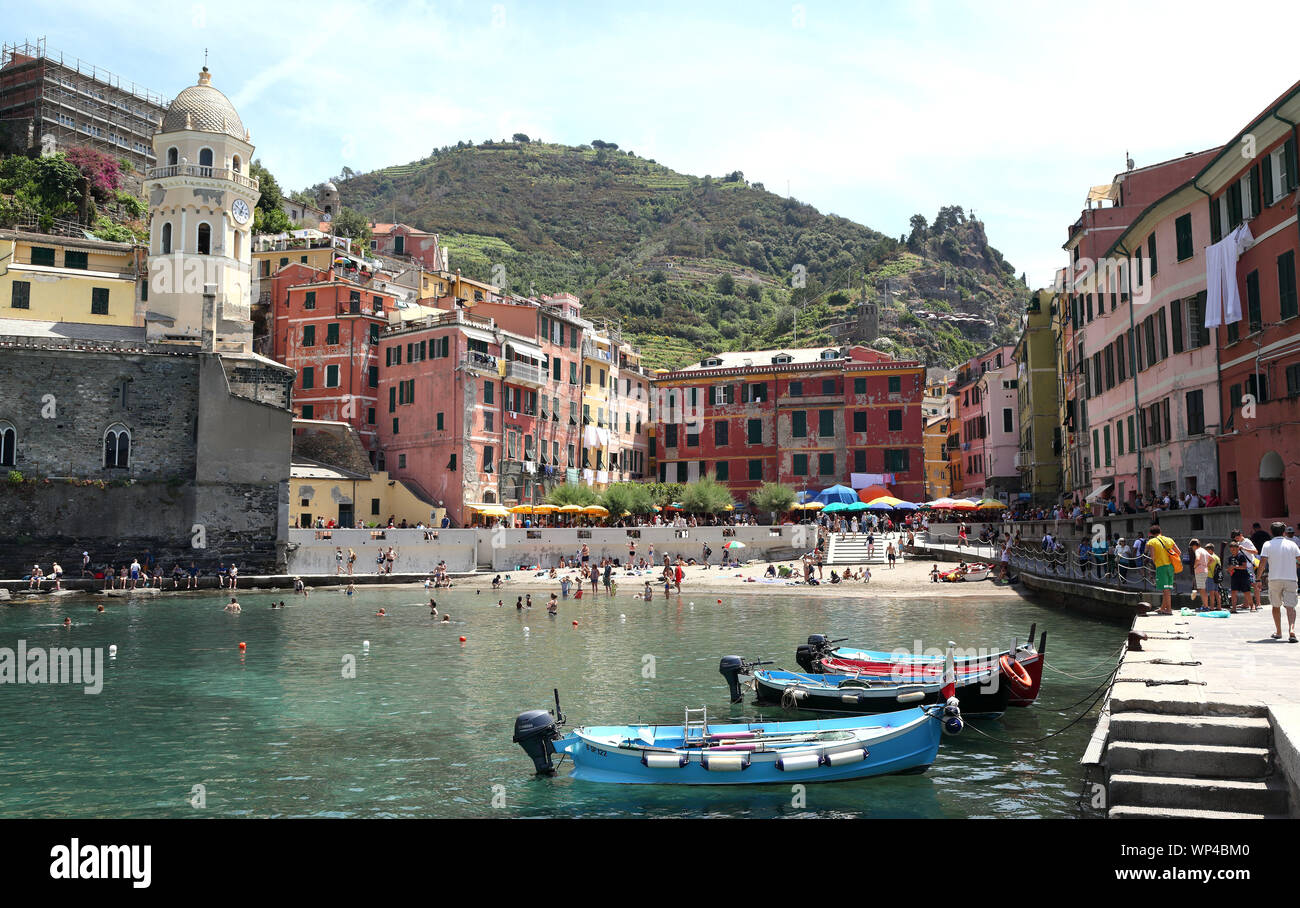 Editorial Vernazza Cinque Terre, Italien, 21. Juni 2019: Touristen im Hafen der Fischerdorf jetzt eine wichtige touristische Ort. Stockfoto