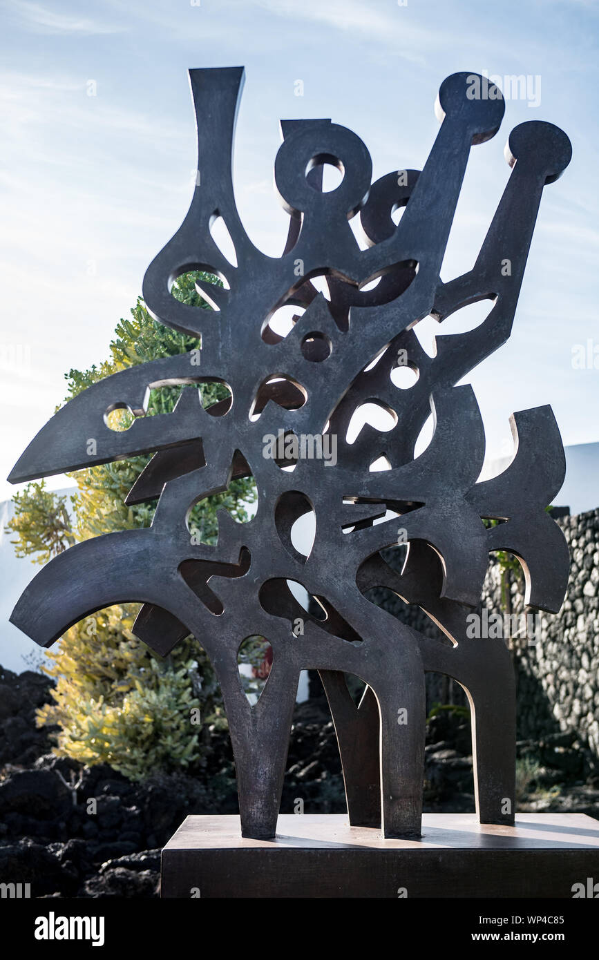 Lanzarote, Spanien Oktober 15 2018: Skulptur von Cesar Manrique in der Nähe seines Hauses, das heute eine Stiftung in Taro de Tahiche ist, beliebtes Touristenziel Stockfoto