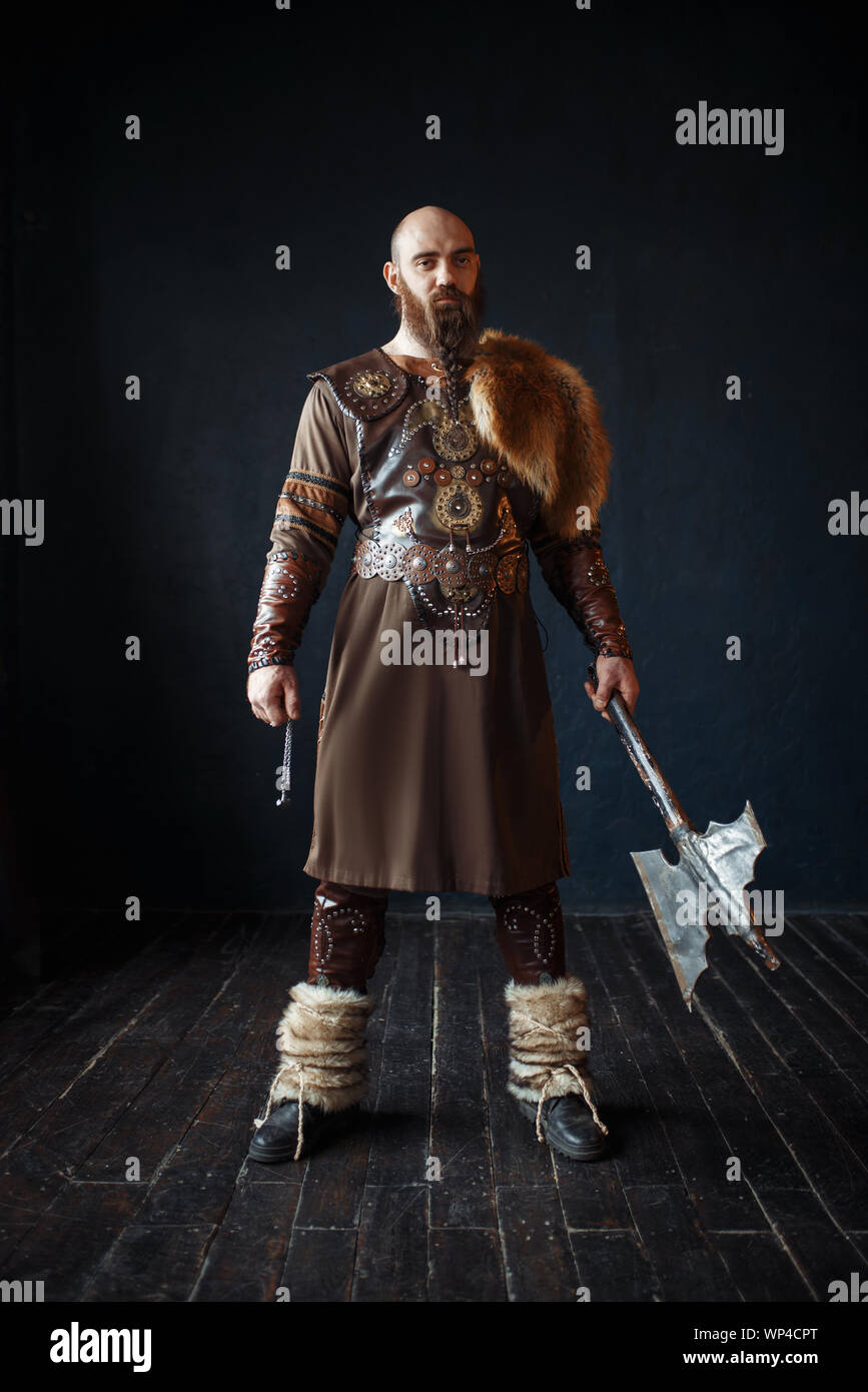 Wikinger mit Axt in traditionellen nordischen Kleidung Stockfotografie -  Alamy