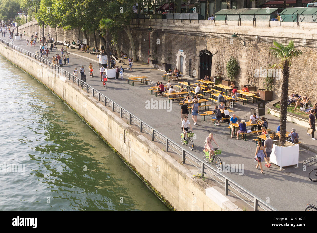 Paris riverbank - Personen, die im Sommer auf der Seine Ufer in der 1. Arrondissement von Paris, Frankreich, Europa. Stockfoto