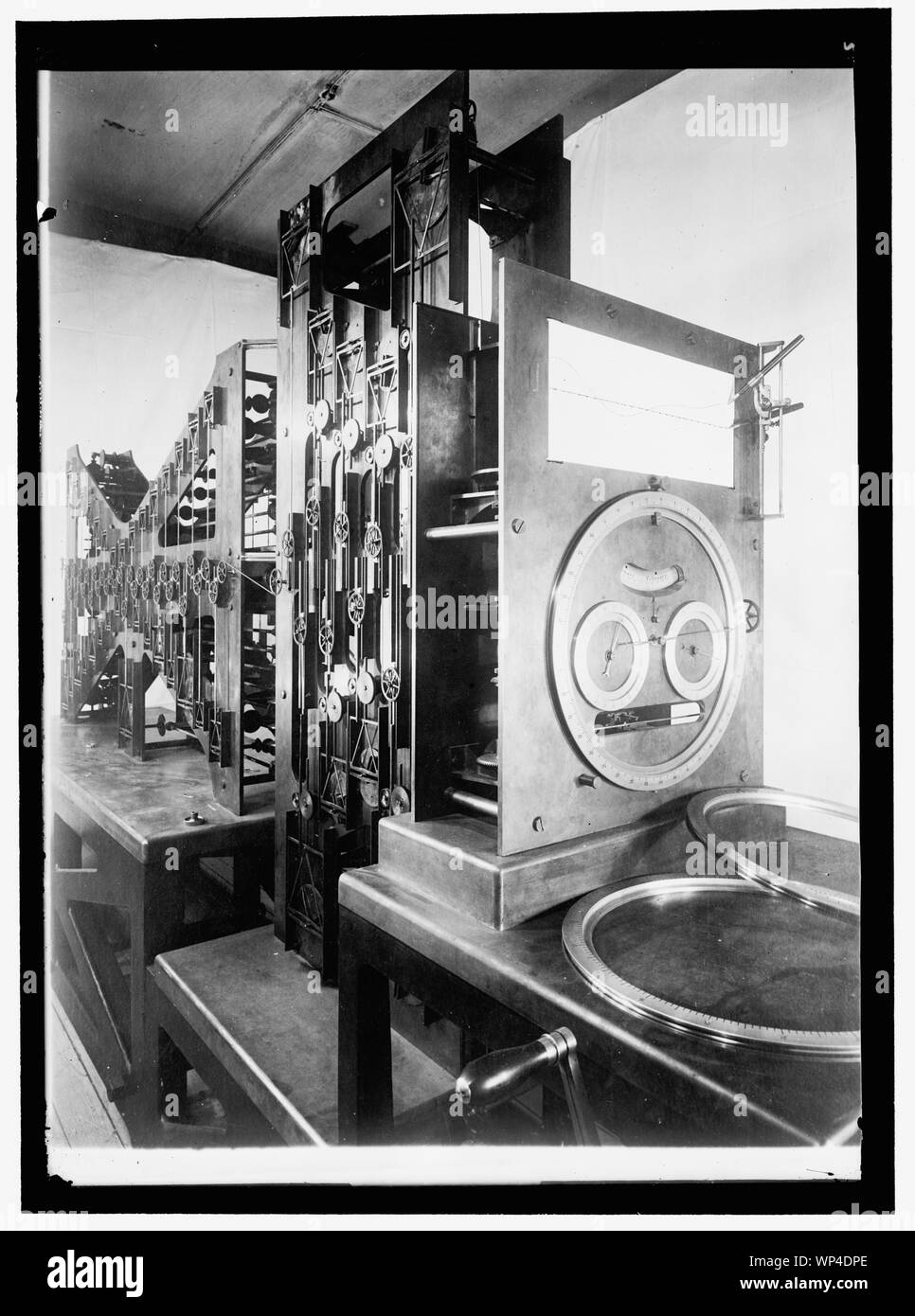 JONES, DR. E. LESTER, Chief, US-Küsten- und VERMESSUNGSAMT. Gezeiten VORHERSAGE MASCHINE, die er gebaut hat, Stockfoto