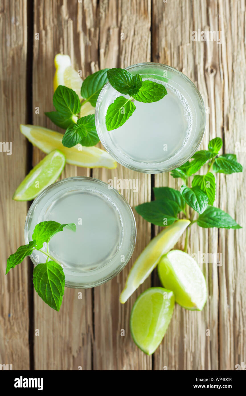 Eis Tee mit Zitronen und Limetten Stockfoto