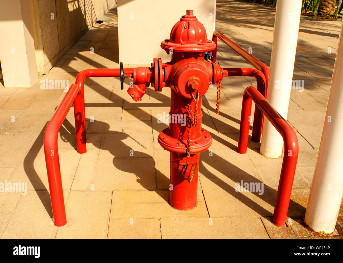 Rote Säule - Typ Hydranten für den Notfall brand Zugang in eine Straße. Stockfoto
