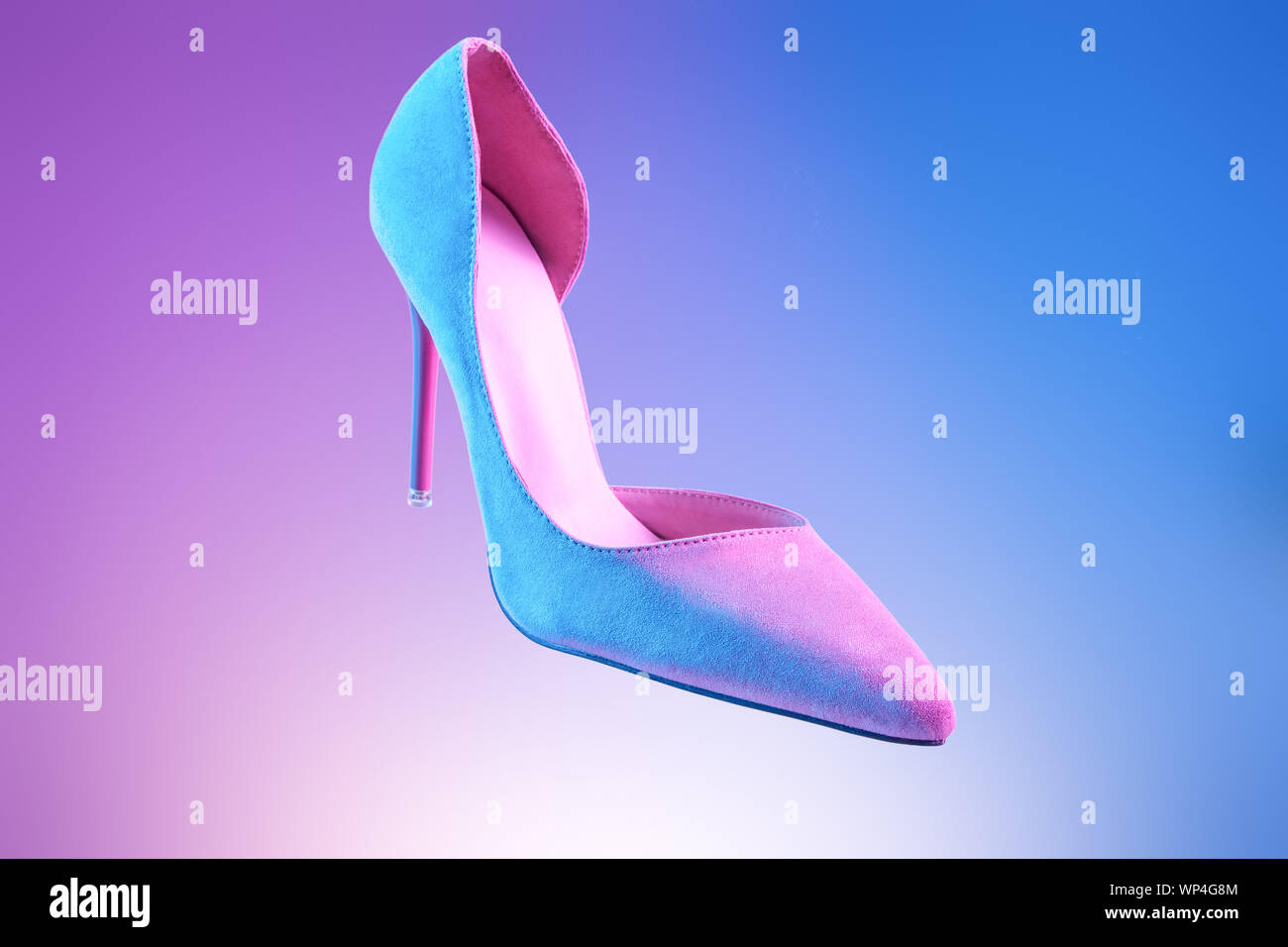Elegante Damen Pumps High Heels Schuß auf bunten/Duo Tone Hintergrund beleuchtung - Lifestyle und Mode Objekt Konzept Bild. Stockfoto
