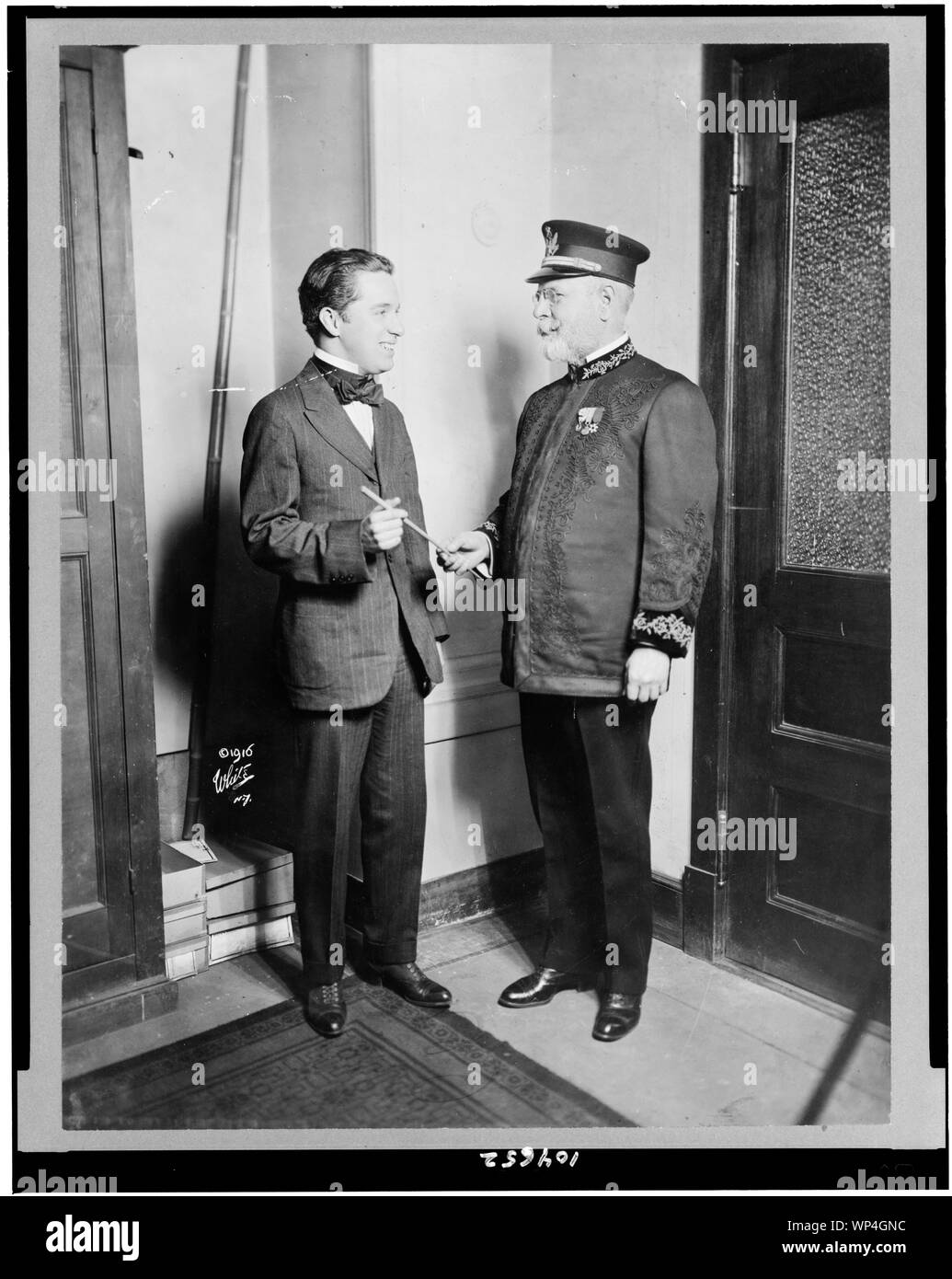 John Philip Sousa in Band einheitliche stehend mit Charlie Chaplin Stockfoto