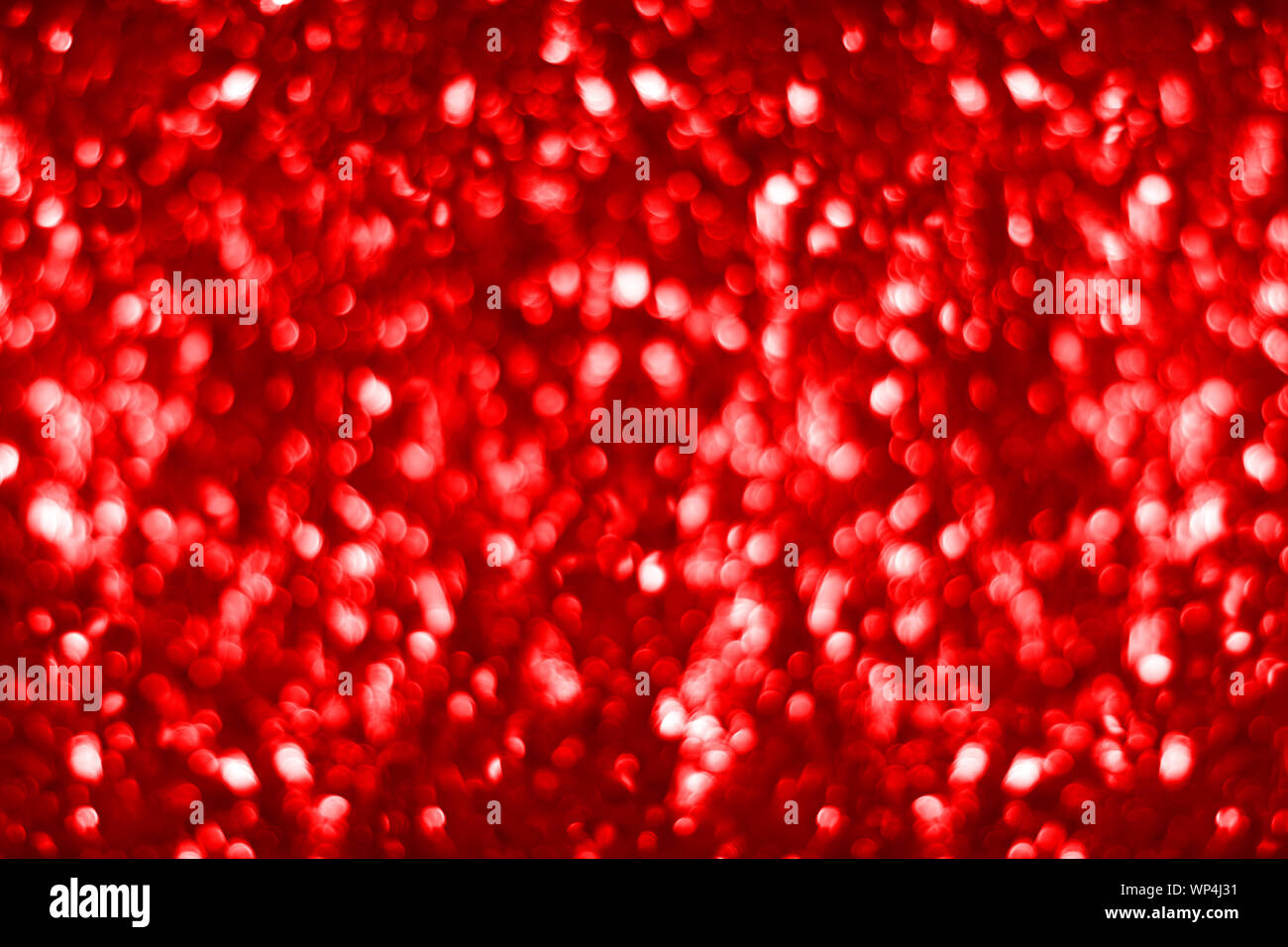 Rot glänzend Glitter bokeh Hintergrund verschwommen, Defokussierten dunkel rot schimmern Hintergrund Design, helle rote glänzende Runde blasen Blur-effekt, kopieren Raum Stockfoto