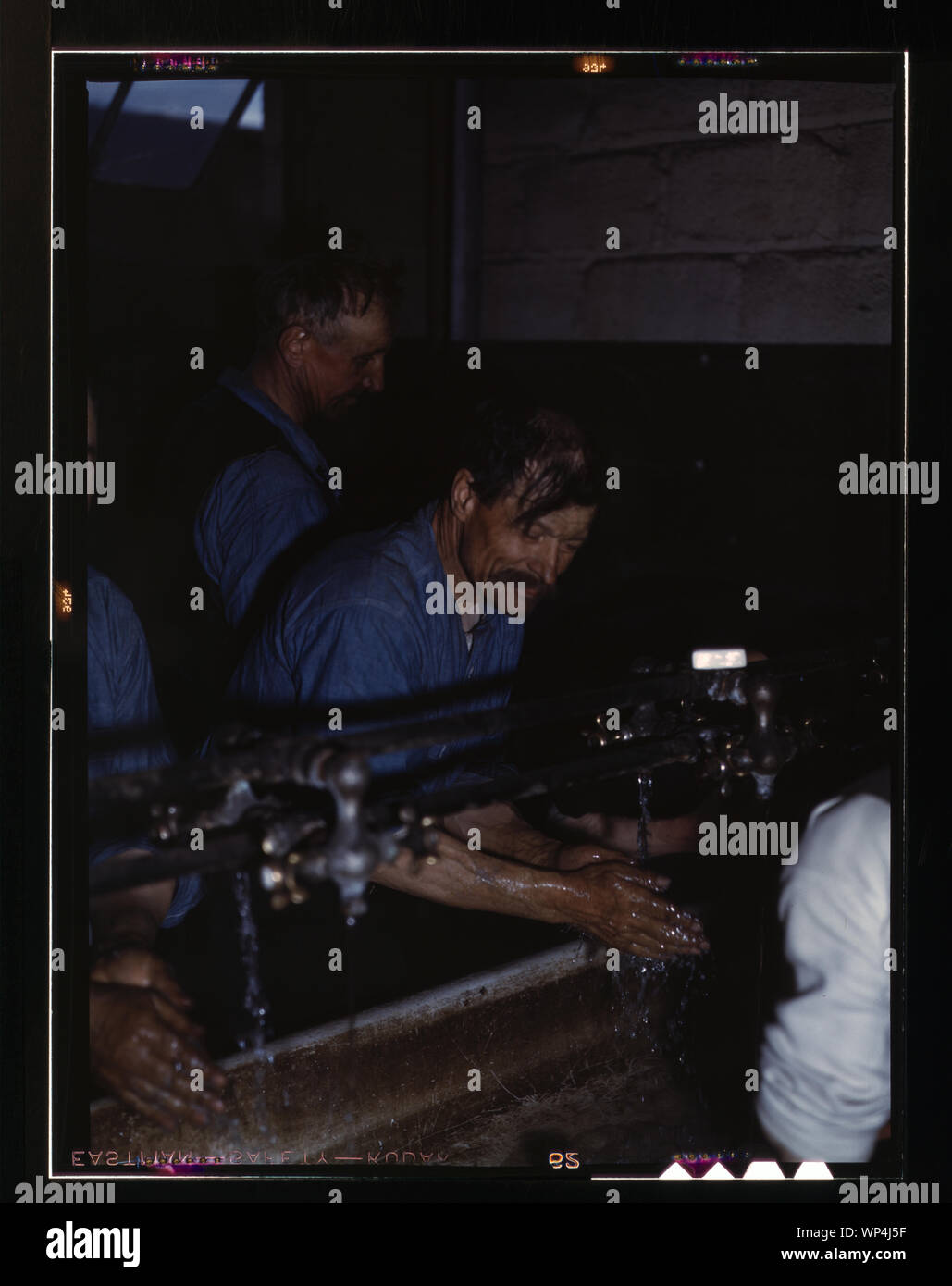John sabados Waschen bis nach der Arbeit an der rip-Titel ein Tag bei Vorbehalt Yard von C&NW RR [d. h. Chicago und North Western Railroad], Chicago, Illinois. Stockfoto