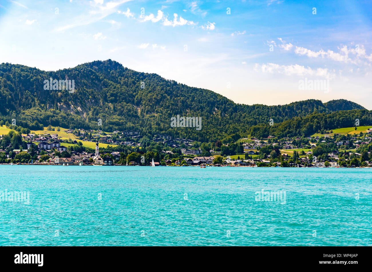 Ausblick auf den Wolfgangsee, St. Gilgen mit Alpen, Zwolferhorn Berg, Boote, Segelboote. Salzkammergut, Salzburg, Österreich Stockfoto