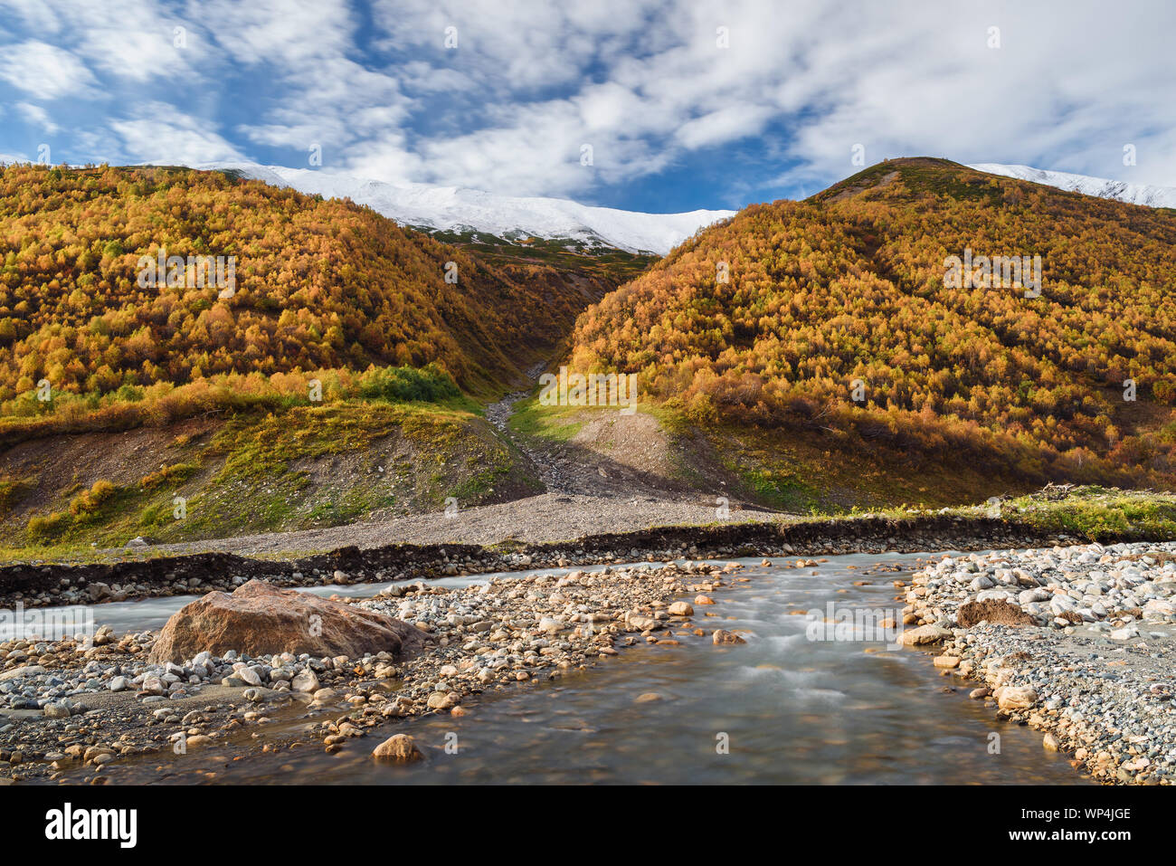 Inguri - Mountain River. Herbst Landschaft. Kaukasus, Georgien, Zemo Swanetien. Bild waagerecht spiegeln Stockfoto