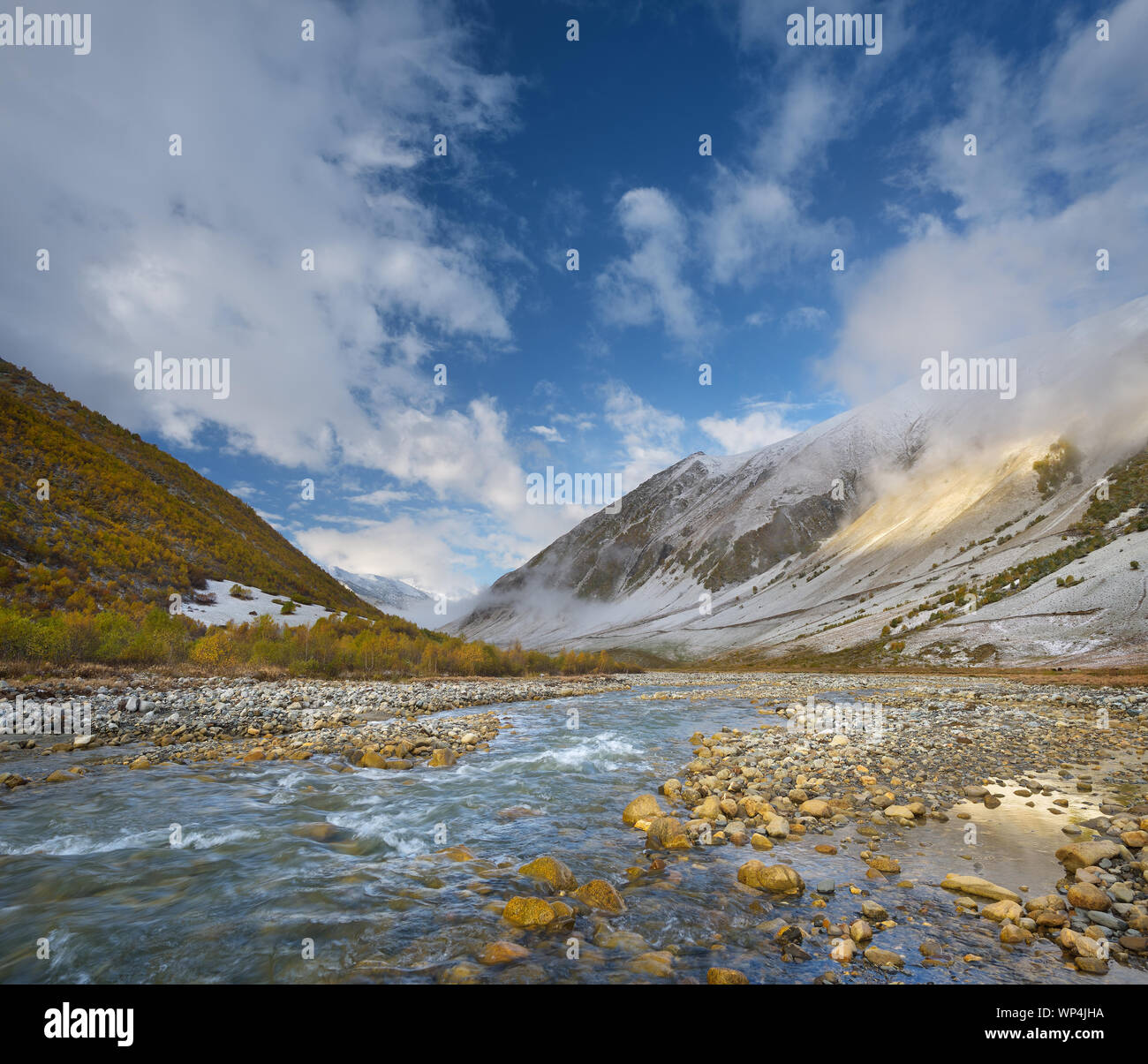 Herbst Landschaft mit dem ersten Schnee. Fluss in den Bergen. Tal Enguri River. Kaukasus. Zemo Swanetien, Georgien Stockfoto