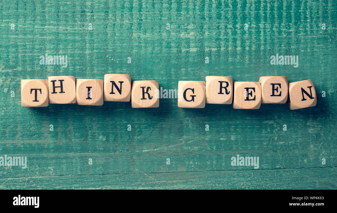 Schreiben Cubes mit Wort denken grün. Umwelt Konzept. Stockfoto