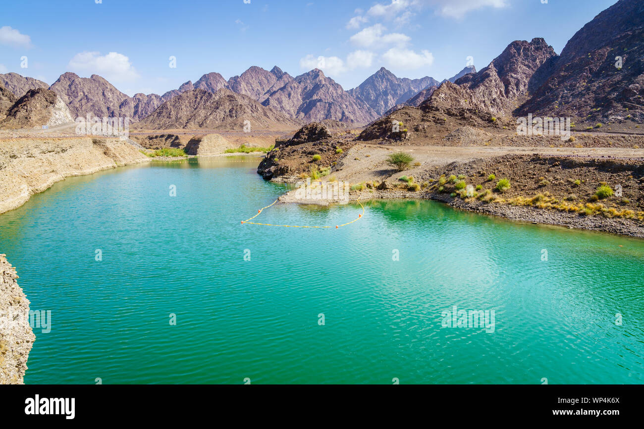 Malerische Aussicht von Hatta See und Hajar Berge im Emirat Dubai, VAE Stockfoto