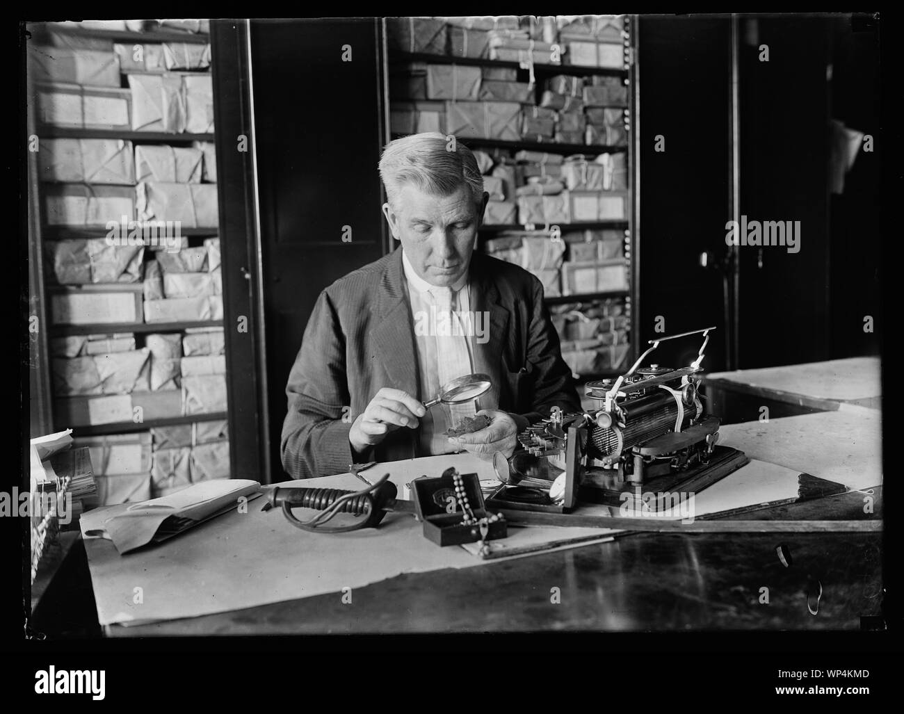 John W. Robbins von der ORKB-Leiter hält die Geheimnisse von 1.000.000 Amerikaner [...] diese Geheimnisse in der Form der Packstücke mit den Habseligkeiten von Soldaten und Aufgabe Robbins ist überlebenden Angehörigen zu finden und die Pakete zu Ihnen wiederherzustellen Stockfoto