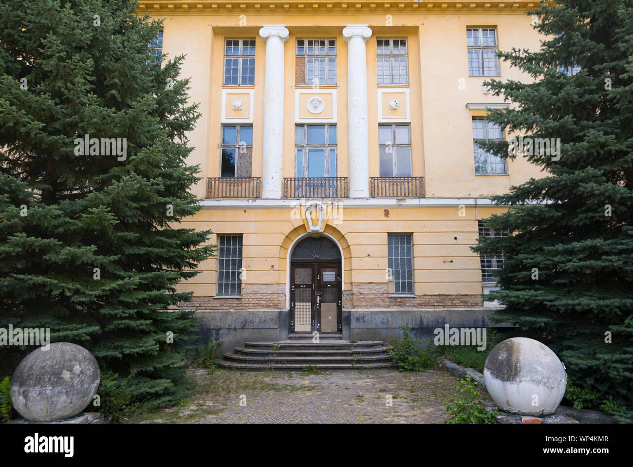 Ehemaligen historischen Hauptsitz Kaserne, "Haus der Offiziere" oder "Offiziere, das durch die russische Armee verlassenen 1994 verfallenden in Wunsdorf, Deutschland Stockfoto