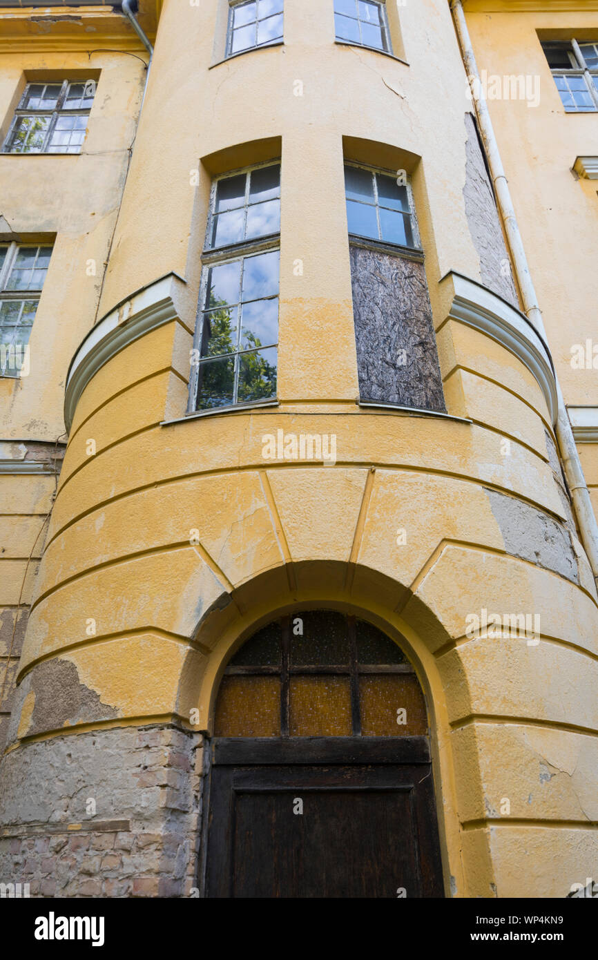 Ehemaligen historischen Hauptsitz Kaserne, "Haus der Offiziere" oder "Offiziere, das durch die russische Armee verlassenen 1994 verfallenden in Wunsdorf, Deutschland Stockfoto